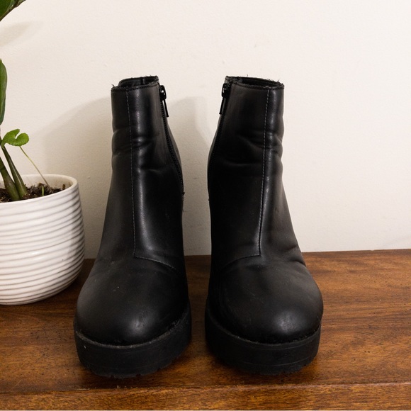 H&M Divided Black Chunky Lug Sole High Heeled Ankle Boots Size 39 8 - Picture 2 of 10